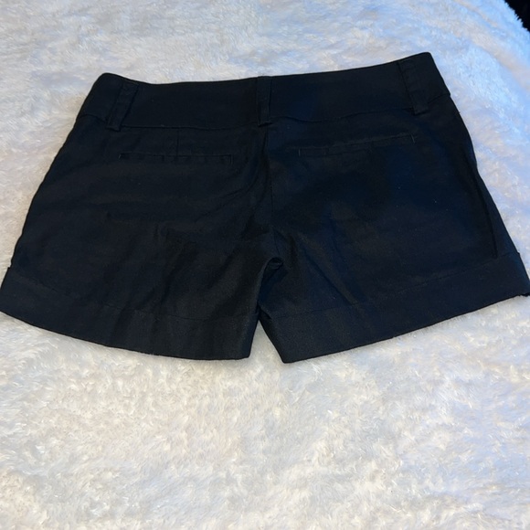 Express Shorts - Picture 4 of 6